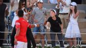 Niño mexicano recibe la raqueta de Djokovic por ayudarlo en la final de Roland Garros
