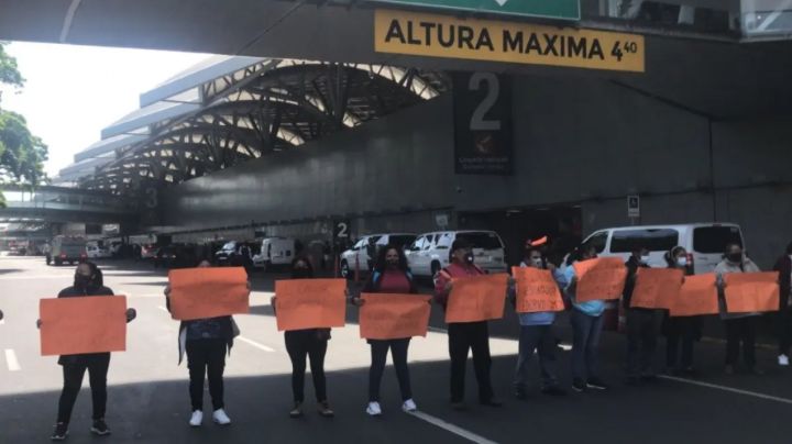 Padres de niños con cáncer bloquean acceso al aeropuerto de la CDMX