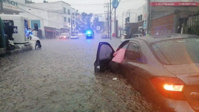 Fuertes lluvias causan inundaciones en Atizapán y Tlalnepantla, Edomex: VIDEOS