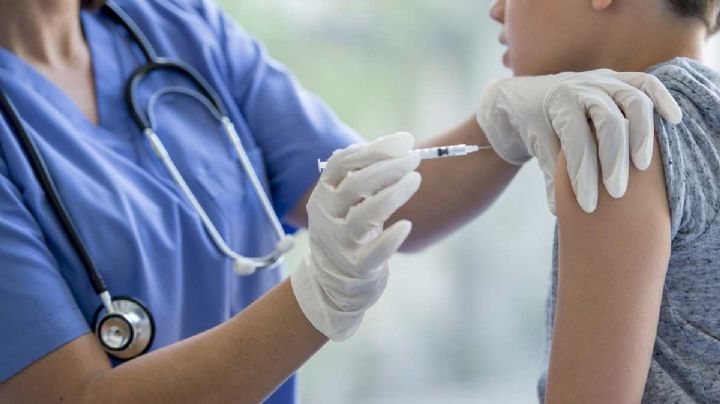 Cofepris autoriza aplicación de vacuna anticovid de Pfizer en niños mayores de 12 años