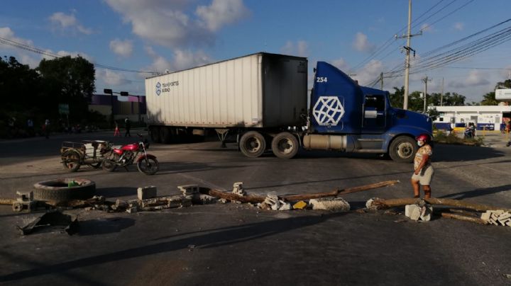 Manifestantes retiran bloqueo carretero de la avenida López Portillo en Cancún