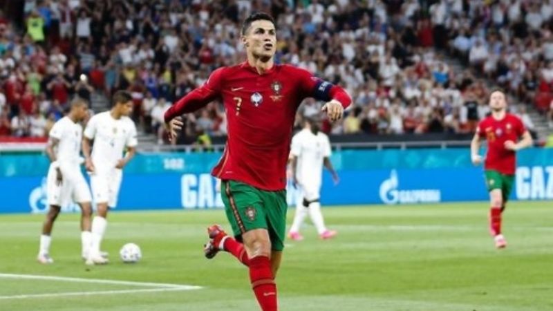 Arrojan botella de Coca-Cola a Cristiano Ronaldo cuando celebraba un gol