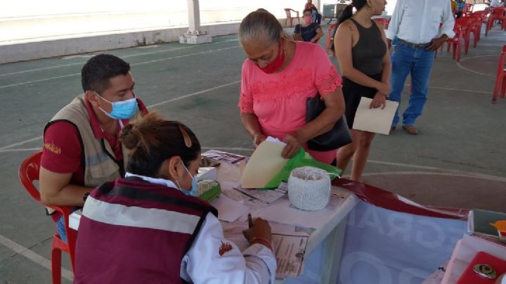 Campeche: 900 abuelitos reciben órdenes de pago de pensión en Palizada
