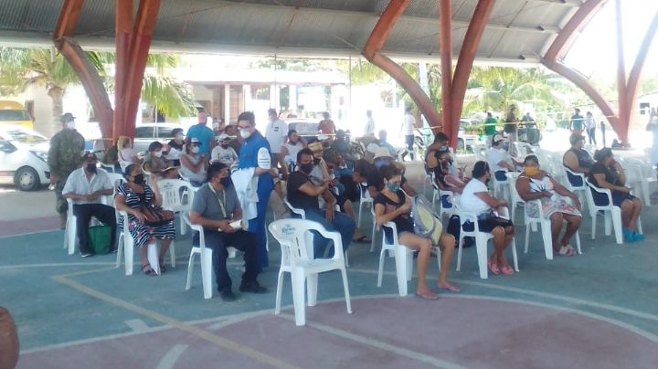 Vacunan contra COVID-19 a más de 400 cuarentones en Mahahual, Quintana Roo