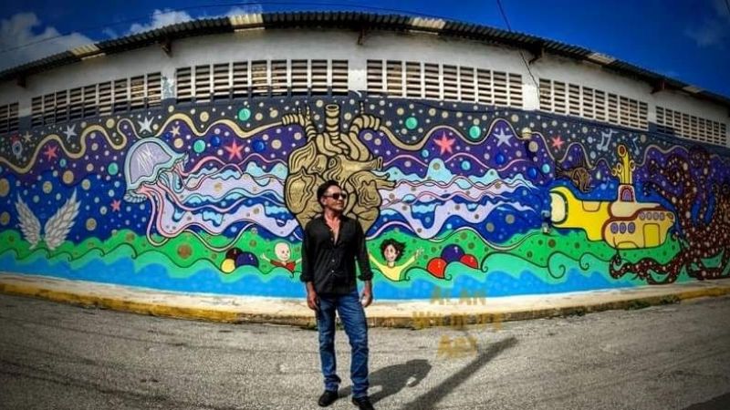 Alan Vázquez, artista ecológico, pinta mural en Cancún en homenaje a niños con cáncer