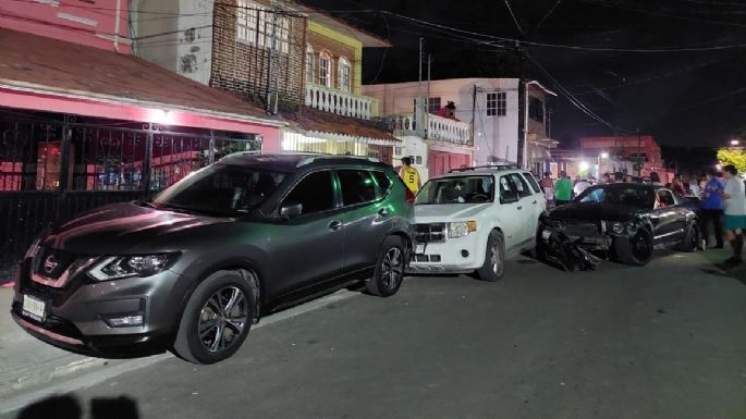 Atan a un poste a conductor ebrio que intentó huir tras aparatoso choque en Campeche