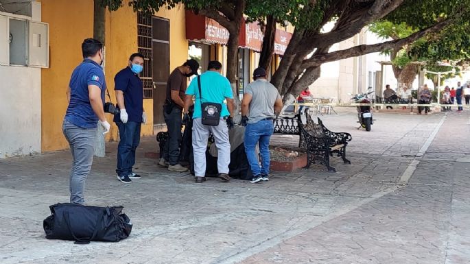 Muere indigente sentado en una banca de Ciudad del Carmen