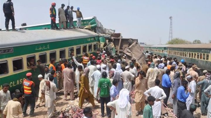 Descarrila tren de pasajeros en Pakistán; deja 40 muertos  y varios heridos