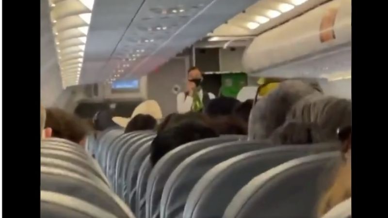 Azafata usa inusual técnica para impedir que un pasajero abra la puerta del avión: VIDEO