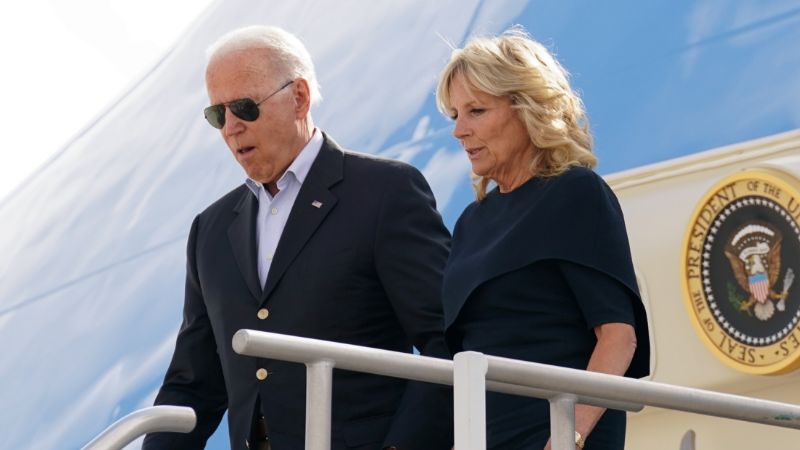 Joe Biden llega a Florida para reunirse con afectados de edificio colapsado en Miami