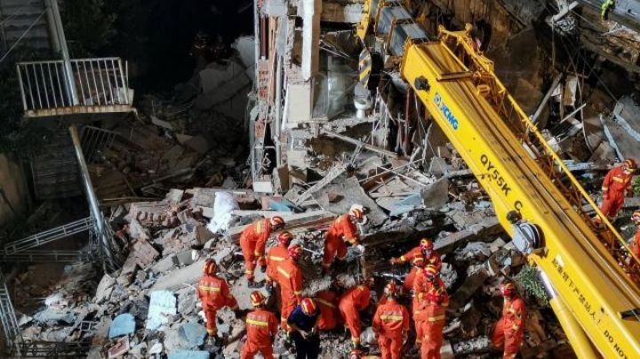 Reportan ocho muertos y nueve desaparecidos por derrumbe de hotel en China