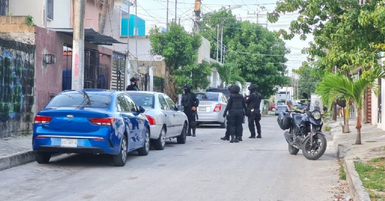Policías disparan contra un motociclista y recogen la evidencia en Cancún |  PorEsto