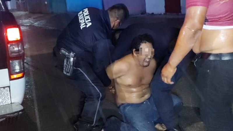 Detienen a hombre tras amenazar a policías con una piedra en Ciudad del Carmen