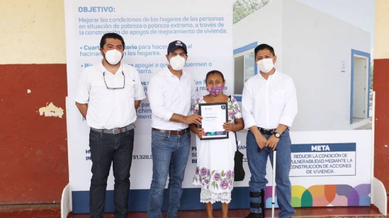 Mauricio Vila entrega certificados de vivienda social a yucatecos del municipio de Akil
