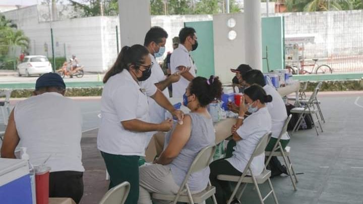 Aplican segunda dosis anticovid a personas de 40 a 49 años en Cozumel