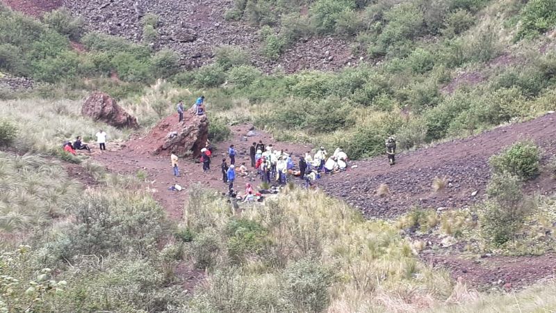 Caen seis personas al cráter del volcán Xitle de la CDMX; hay un muerto