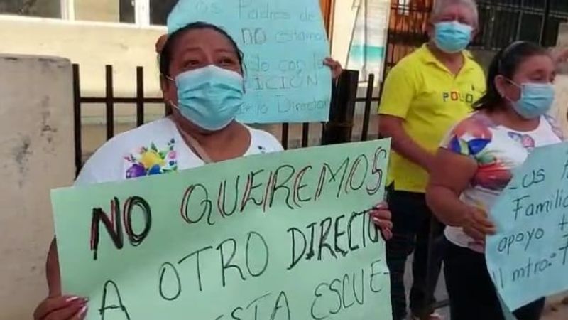 Padres de familia protestan contra cambio de director en escuela de Hecelchakán, Campeche