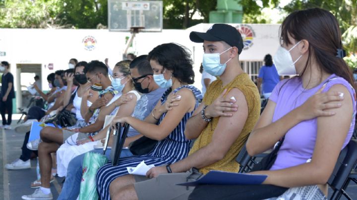 Vacunan contra COVID a jóvenes al ritmo de Snoop Dogg en Cancún: VIDEO