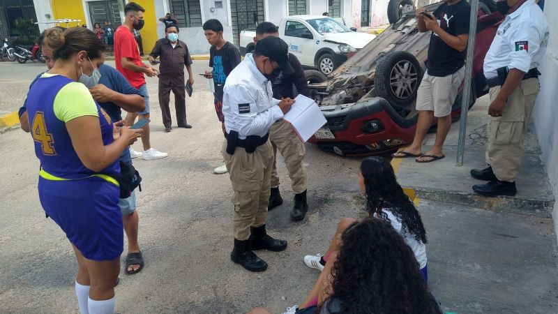 Vuelca carro con cinco deportistas en Tizimín, Yucatán