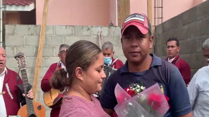 Albañil le propone matrimonio a su novia en Honduras; video se hace viral