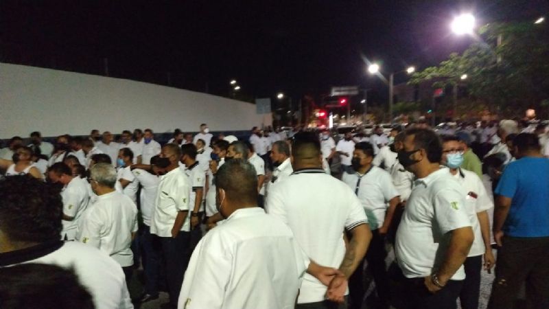 Taxistas dialogan con autoridades de Cancún para liberar a compañeros detenidos