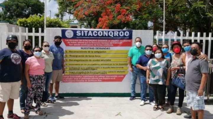 Maestros realizan plantón frente a los planteles del Conalep en Quintana Roo