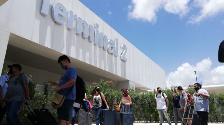 Trabajadores del aeropuerto de Cancún ayudan a pasajeros discapacitados a no perder su vuelo