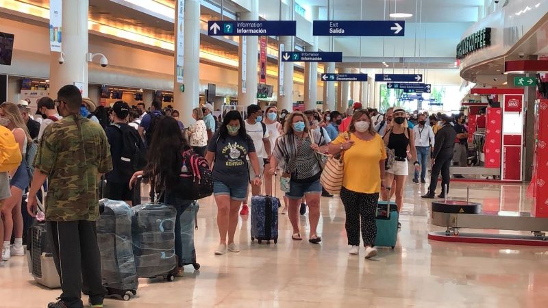 Terminal Tres del Aeropuerto de Cancún registra aglomeración de viajeros: FOTOS