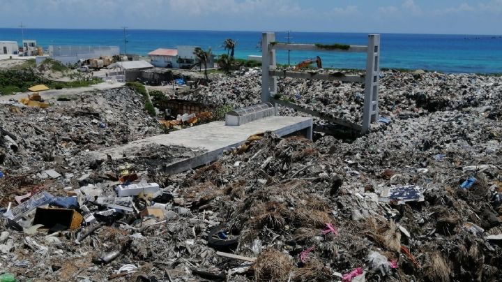 Malos olores de 11 mil toneladas de basura alejan al turismo de Isla Mujeres
