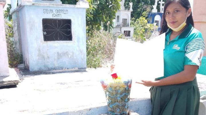 "Mami lo logré": Estudiante de COBAY lleva certificado a la tumba de su madre en Yucatán