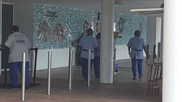 Empleados de limpieza denuncian presunta explotación laboral en el aeropuerto de Cozumel