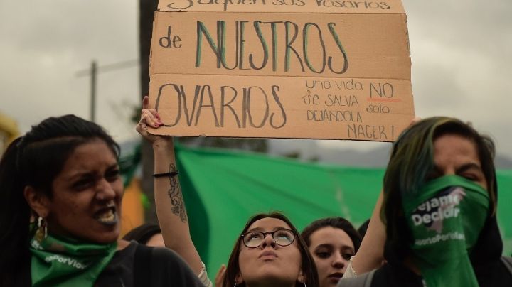 Feministas agreden a policías durante la marcha por el aborto legal en la CDMX