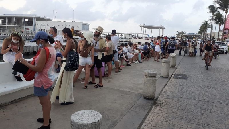 Más de 400 turistas quedan varados en el muelle de Cozumel
