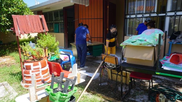 Maestros y padres de familia se unen a jornadas de limpieza en escuelas de Campeche