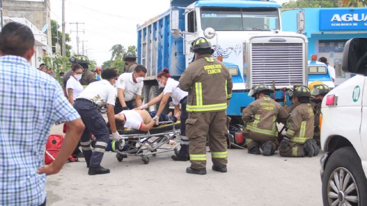 Mujer motociclista se impacta de frente contra un volquete en Cancún