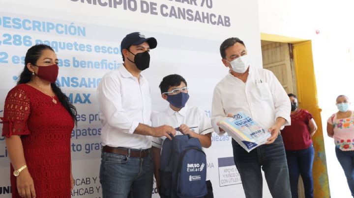 Mauricio Vila entrega apoyos escolares y de vivienda en Cansahcab, Yucatán