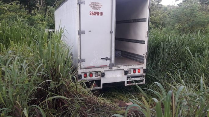 Habitantes roban mercancía de un camión accidentado en Escárcega, Campeche