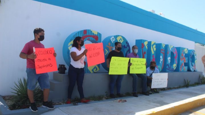 Padres de atletas se manifiestan a las afueras del CEDAR en Chetumal: VIDEO