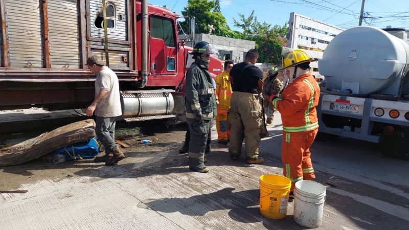 Hombres provocan incendio de un camión en Ciudad del Carmen; dueño niega agresión