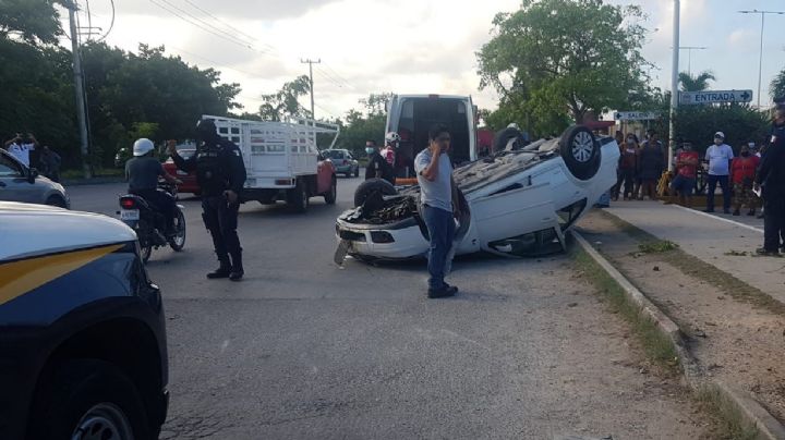 Volcadura en la avenida Lak´in en Cancún deja dos lesionados