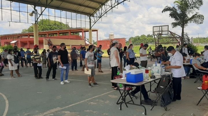 Yucatecos se cuelan en fila para recibir vacuna anticovid en Kantunilkín, Quintana Roo