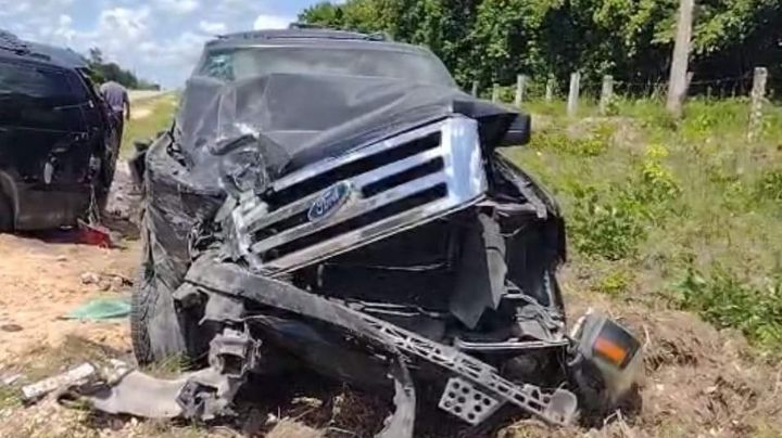 Choque entre camionetas deja daños materiales en la carretera Bacalar-Miguel Hidalgo