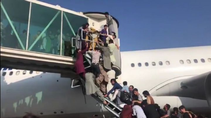 Miles de personas intentan escapar de Afganistán; el aeropuerto es un caos: VIDEO