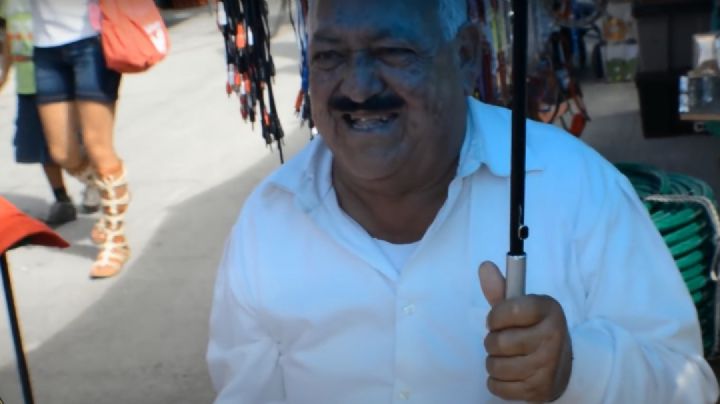 Conoce a Ignacio Pimentel, el 'señor de las toallitas pa'l sudor' en Cancún