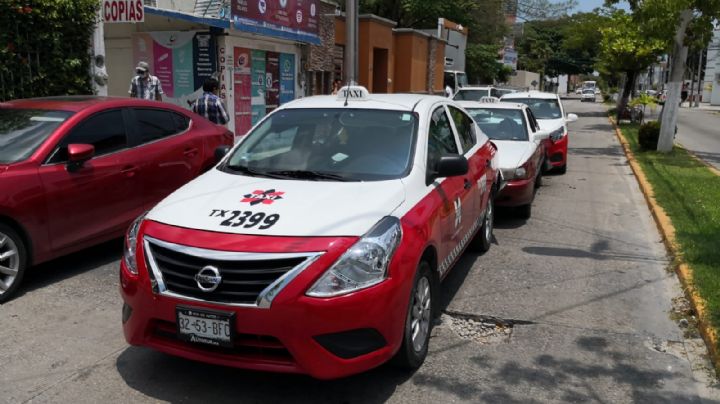 Taxistas chocan en carambola por hacer carreritas en Ciudad del Carmen