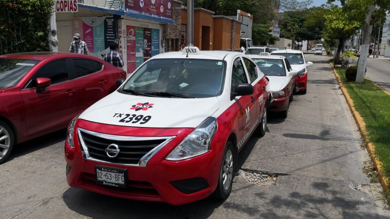 Taxistas chocan en carambola por hacer carreritas en Ciudad del Carmen