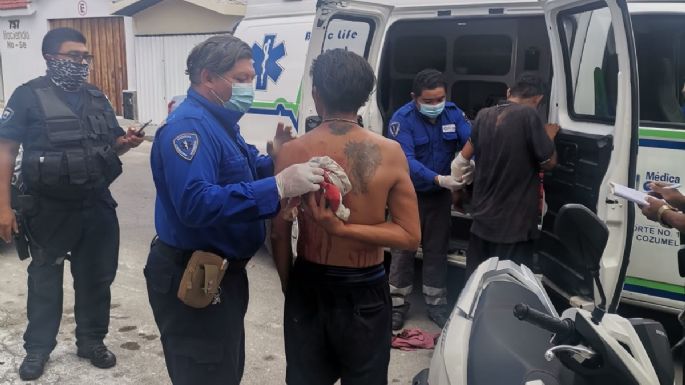 Asaltan y apuñalan a un hombre en la Avenida 50 de Cozumel; ladrón también resulta herido