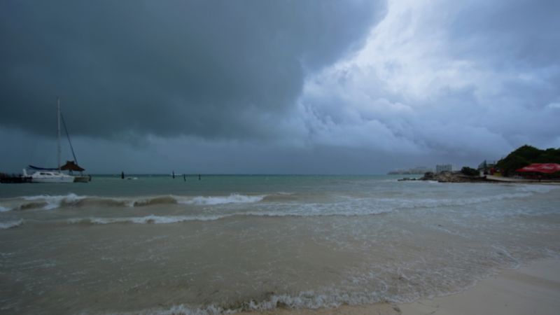Clima en Cancún: Canales de baja presión causarán cielo nublado y lluvias