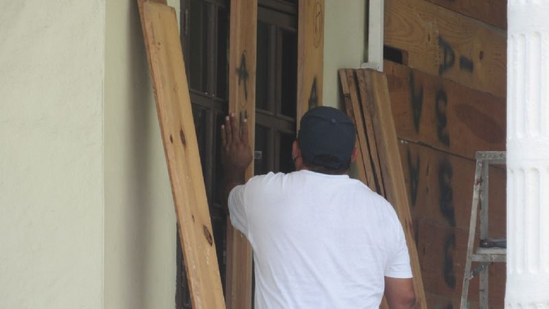 Trabajadores aseguran edificios de Cozumel ante la llegada de 'Grace' a Quintana Roo