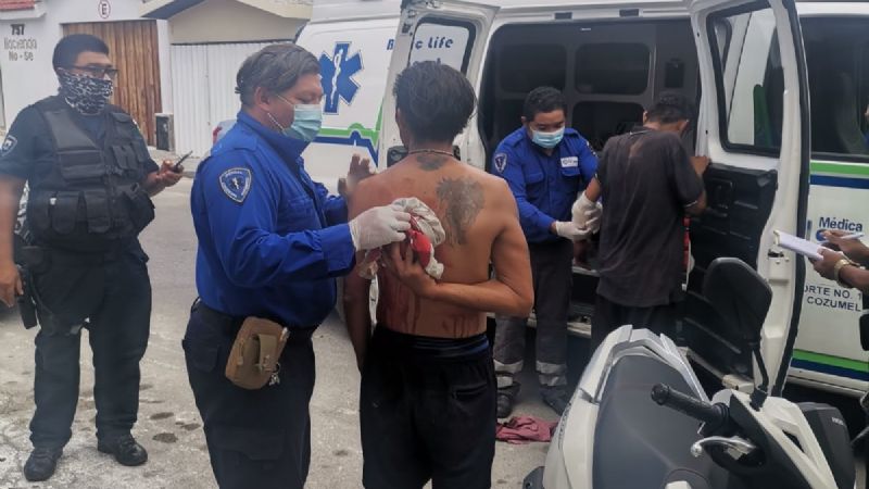 Asaltan y apuñalan a un hombre en la Avenida 50 de Cozumel; ladrón también resulta herido